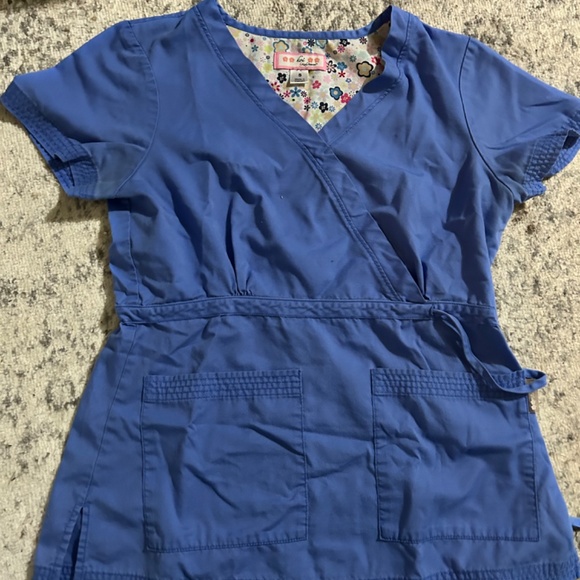 4 Koi Small Scrub Tops - Picture 4 of 6